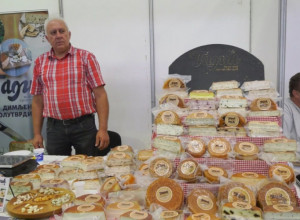 Ljudi su kupovali na stotine kilograma sira: Ovo je najveći sajam belog mrsa u Srbiji, Mlečni put u selo Gornja Gorevnica doveo na hiljade posetilaca