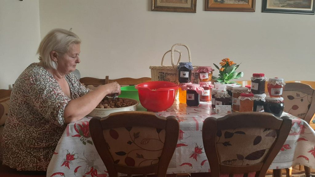 OBARA S NOGU SLOVENCE I ITALIJANE Branka neumorna i u penziji,  najponosnija na specijalitet koji je naučila od svekrve a to je slatko od šljiva punjeno orahom