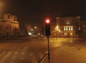 Najoriginalniji semafor u Srbiji: U Čačku se svi zadržavaju na prelazu zbog njega! (VIDEO)