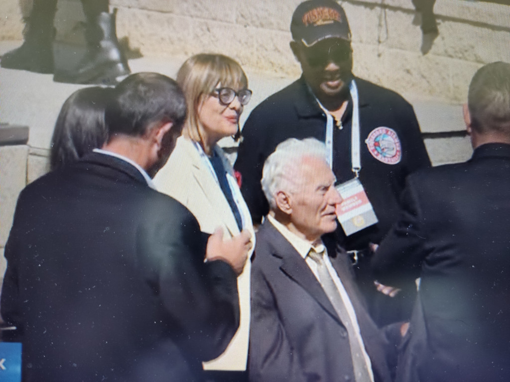 STARINA RADOLJUB DOČEKAO ČIZME IZ AMERIKE Obeležena operacija „Misija Halijard“  u Pranjanima, stigli i potomci pilota (FOTO)