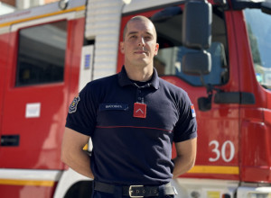 Naoružanog čoveka koji im je pretio izvlačio iz plamena kako bi ga spasio: Nikola iz Čačka je pravi heroj, mladi vatrogasac-spasilac nagrađen Zlatnom plaketom za hrabrost i humanost