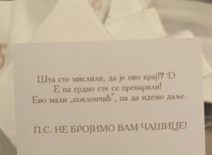 Mladenci iz Čačka imali su nesvakidašnji "poklončić": Isidora i Saša svakom gostu na stolu za drugi dan svadbe ostavili i lek za glavu