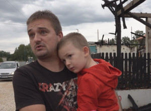 Izgoreo nam je tobogan i patofnice: Četvorogodišnji Matija sa tatom došao na mesto gde je bio njegov vrtić, sada je tu samo zgarište - vatra u Nevadama gutala sve pred sobom