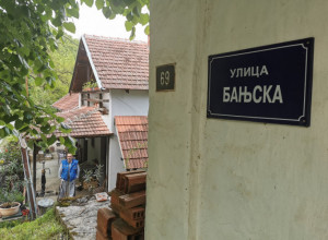Čudesna banja imeđu tri svetinje u srcu Šumadije propada, ljudi u balone od 200 litara toče lekovitu vodu