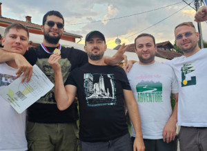 POBEDNICI RAKIJADE Beograđani za minut ipo "stukli" litar rakije u Pranjanima, uprkos jakoj konkurenciji - ostali na nogama (FOTO)