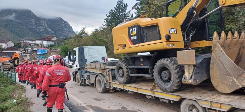 OVO SU SRPSKI SPASIOCI HEROJI Nakon tregedije koja je zadesila Jablanicu, Srbija je pritekla u pomoć komšijama (FOTO)