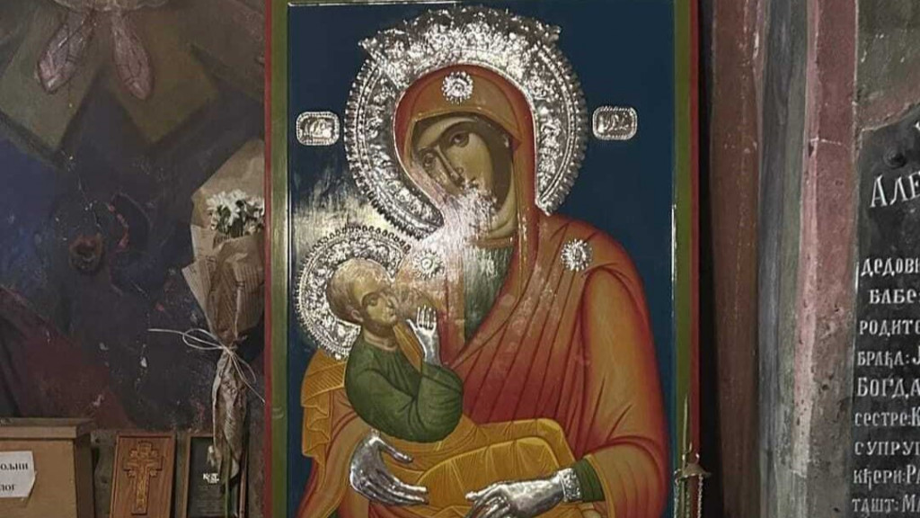 VERUJE SE DA JE ČUDOTVORNA Hiljade vernika došlo u manastir Vujan da se pokloni Presvetoj Bogorodici mlekopitateljnici (FOTO)