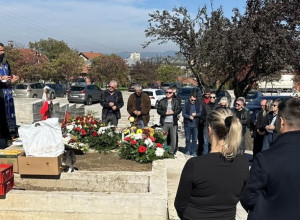 Dostojansven pomen na Gradskom groblju u Čačku: Obeleženo 40 dana od smrti rok legende Bore Đorđevića (FOTO)