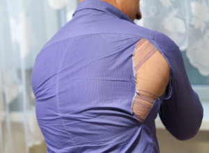 Znate li zašto se muškarcu cepa košulja kada dobije dete?