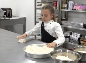LENA JE SVE OČARALA Desetogodišnjakinja je najmlađa pekarka u zemlji, pravi burek kao najiskusniji majstori (VIDEO)