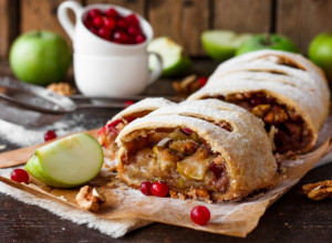 Stari dobri recept za ŠTRUDLU OD JABUKA sa ručno razvučenim korama jer bake su zanale šta valja