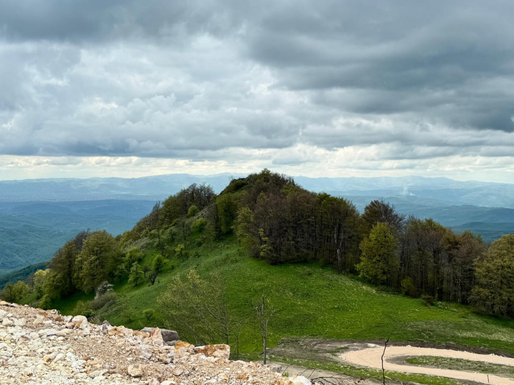 DOBIO IME PO PTICI KOJA OVIM KRAJEM CARUJE VEKOVIMA Sokolov vis, srce Radana gde se spajaju nebo i zemlja