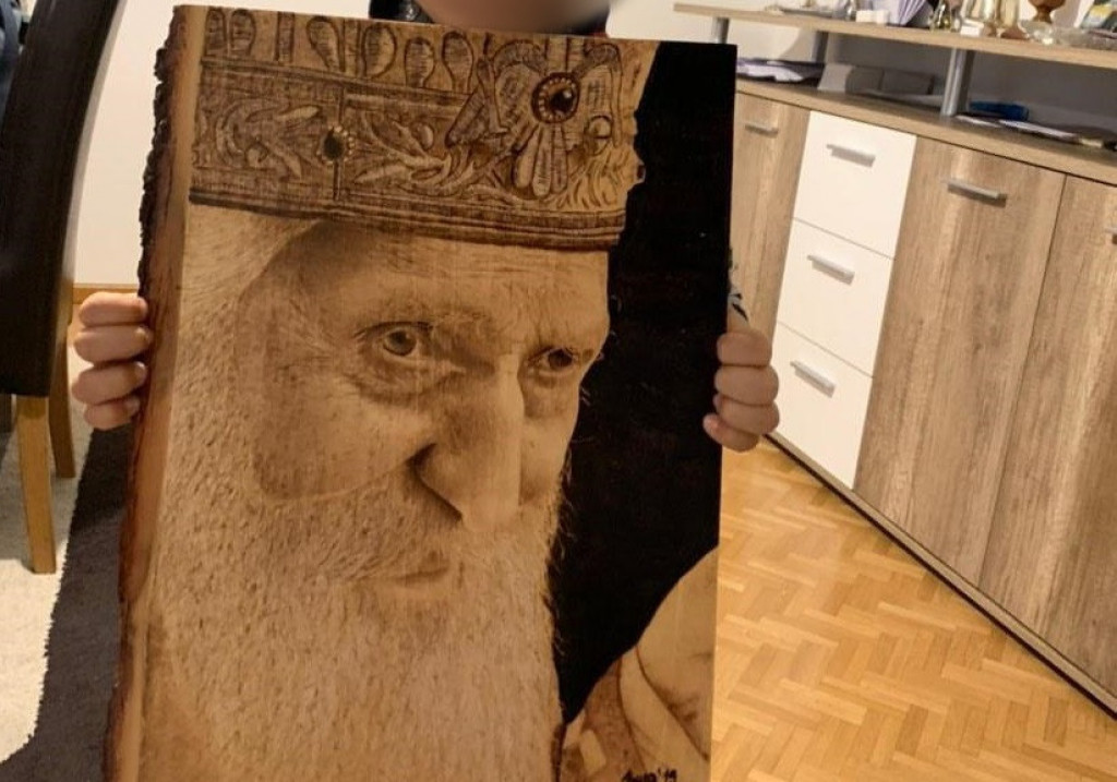 SRBI TRAŽE PATRIJARHA PAVLA Ivan hobi pretočio u biznis, Nada Topdžagić njegovo delo ponela Ibrahimoviću za rođendan (FOTO)