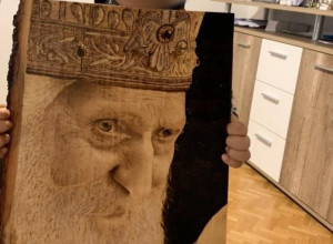 SRBI TRAŽE PATRIJARHA PAVLA Ivan hobi pretočio u biznis, Nada Topdžagić njegovo delo ponela Ibrahimoviću za rođendan (FOTO)