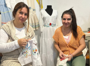 Njihovu haljinu nosila čak i Monika Beluči: Sestre Ana i Maja iz Čačka čuvaju sprski tradiocionalni vez od zaborava (FOTO)