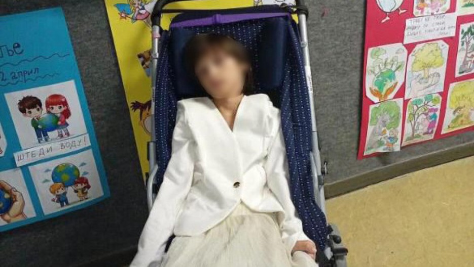 MAJKA HEROJ Stojna na leđima nosi bolesnu kćerku Saru, pročitajte neverovatnu priču o veri, ljubavi i požrtvovanosti