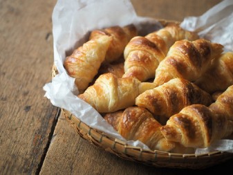 Trik koji čuva svežinu kiflica i hleba: Stavite u testo 1 sastojak i biće mekani nekoliko dana