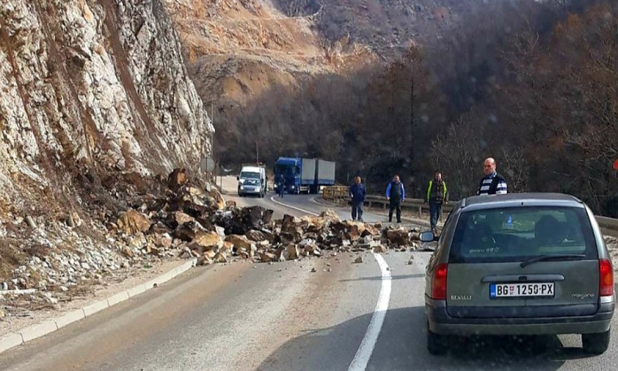 Opasnost u kanjonu Lima, krupno kamenje preti da se sruči na kolovoz usled otapanja snega i padavina: Vozačima se savetuje oprez ukoliko se kreću ka crnogorskoj granici