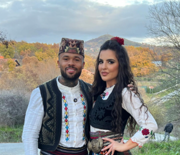 Poznati Amerikanac posetio Kosovo! Sa njim bila i poznata Srpkinja, a ljudi ostali u šoku kad su videli da je...