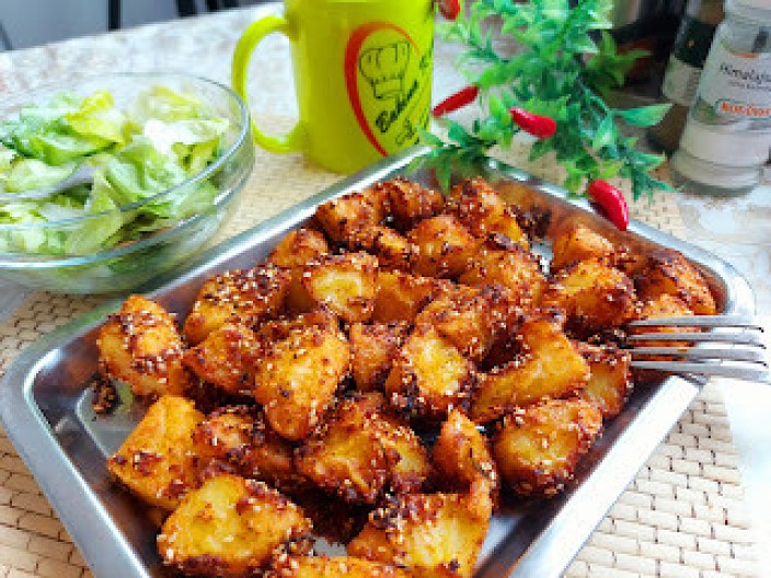 RECEPT ZA HRSKAVI KROMPIR: Pripremite ga sa kačkavaljem i slaninicom i uživaćete u savršenom ukusu