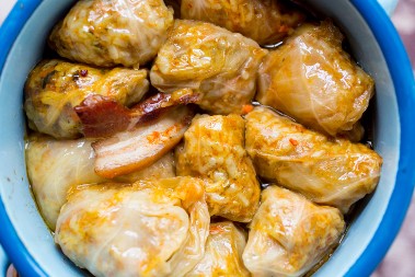 ZAPRŠKA ZA SARMU PO RECEPTU NAŠIH BAKA: Kada ih prelijete ovim sosom, osetićete ozbiljnu razliku