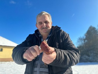 KAD ZAVEJE NE MOŽE SE NIGDE Suva pršuta, beli luk, dobra peć na drva i Gvozden je spreman za surovu planinsku zimu