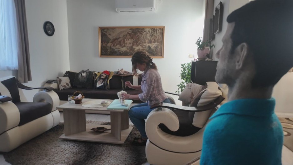 LETI U VINOGRADU, ZIMI STVARA MAGIJU Jelena iz Šumica kod Smedereva napravila Đokovića od vune, radila puna četiri meseca  (FOTO)