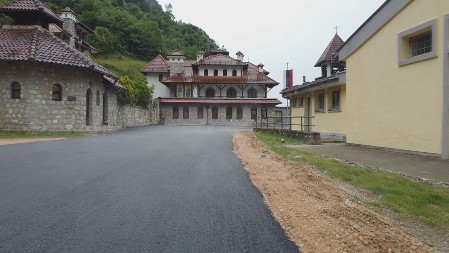 ZAŠTO JE MANASTIR KUMANICA OSTROG S OVE STRANE: Verovanje je da ovde slepi progledaju, hromi prohodaju, a nerotkinje rađaju