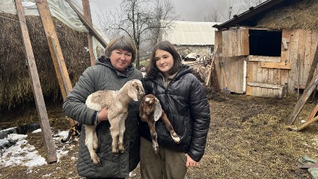Medveda i vukova ima više nego ljudi: Ruskinja Tatjana menjala veliki grad za udaljeno i nepristupačno selo, sa mužem i kćerkom podno Volujka uzgaja koze