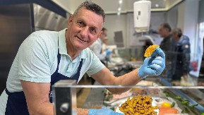 Nesvakidašnji posni delikates, Čačani oduševljeni: Kuvar Goran u ribarnici pravi čips od šarana