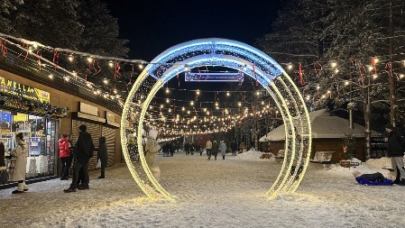 PRELEPE SLIKE SA ZLATIBORA Na srpskoj planini počela prva Božićna bajka, snežni pokrivač učinio je čitav događaj zaista veličanstvenim (FOTO)