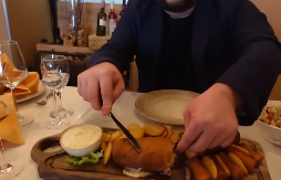 "Karađorđeva na steroidima": Hrvati nam "maznuli" specijalitet i dali mu novo ime - Srbi poludeli od besa! (VIDEO)