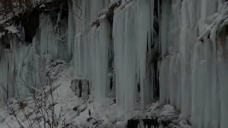 OVAKO NEŠTO JOŠ NISTE VIDELI Neverovatna ledena atrakcija u selu Osonica kod Ivanjice
