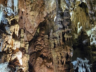 Od Resavske pećine do Rajkove – vodič kroz najlepše podzemne svetove Srbije.