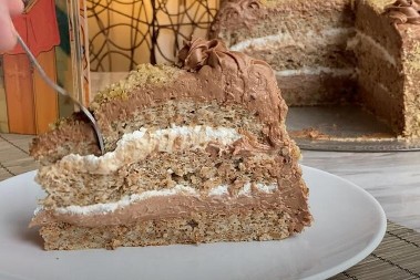 Božićna torta: Prava domaćinska poslastica od oraha, jaja i čokolade