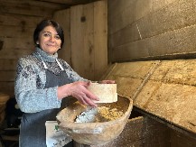 Prelep srpski običaj još uvek se poštuje u ovoj kući: Mira iz Katrge spremila pogaču Vasilicu za sutrašnji veliki praznik, to su nekada spremale naše bake