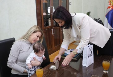 A od grada - dukat: Beba Bogdana iz Sevojna rodila se na poseban dan za Užice, njenoj mami gradonačelnica uručila divan poklon