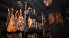 Nisu samo maline - i zlatiborska pršuta je pravi srpski brend: Ovo selo je prestonica suvomesnatih proizvoda, još jedna čuvena "Pršutijada" zakazana u Mačkatu