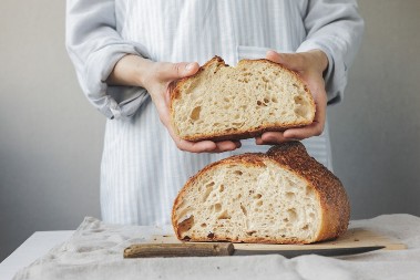 NARODNO VEROVANJE: Zašto HLEB ne treba da stoji NAOPAČKE?