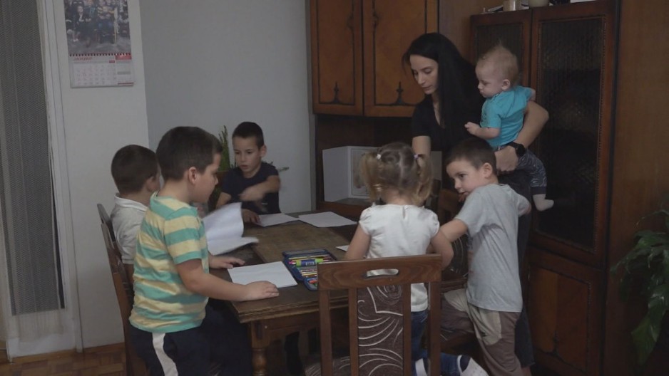 Nema ni 30 godina, a već je majka šestoro dece: Mlada Milena i njen suprug nisu čekali da se sve kockice sklope pa da grade porodicu, sada su srećni jer će konačno imati svoj krov nad glavom