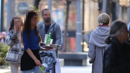 Konobar otkrio da ga JEDNA NAVIKA gostiju najviše IZLUĐUJE, a mnogi je nisu svesni: "Prestanite to da radite, iritantno je"