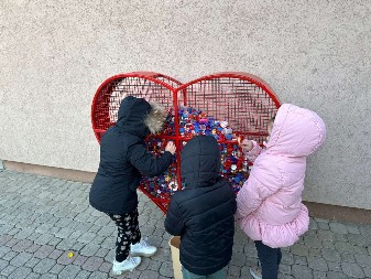 Neobična crvena srca osvanula na vrtićima i školama: Čačani "posudili" sjajnu ideju iz Grčke, mališani se uče koliko su važne empatija i ekologija