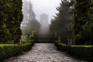 Zaboravljeni grad Žrnov na Avali: Misterija tvrđave koju je srušio kralj Aleksandar