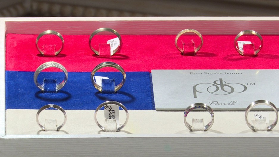 Ovo je prva i jedina prava srpska burma - kad se dva prsetna spoje dobija se šajkača, a kamenje u boji zastave: Zlatar Dragan napravio remek delo, kupci dolaze iz svih delova sveta