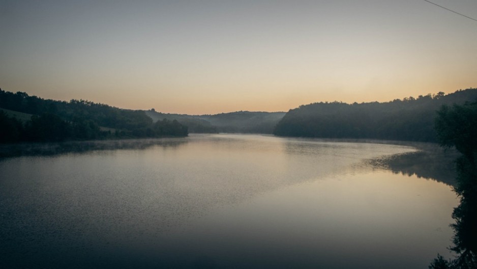 Jezero koje menja boju – neverovatni fenomen u srcu Šumadije
