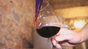 Znate li zašto VINSKE FLAŠE imaju udubljenje na dnu?