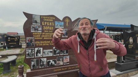 Ljudi gledaju u spomenik na groblju i krste se sa obe ruke: Zoran za datum smrti stavio 2057. godinu, a pored napravio neverovatnu humorističku tablu od slika sa ženama