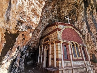 NA STRMOJ STENI U PEĆINI NALAZI SE ISPOSNICA SVETOG SAVE Kad stignete do crkve po ovom znaku znaćete da li ste GREŠNI