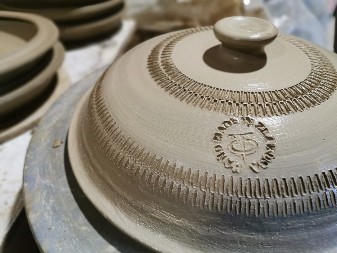 Kako se izrađuje glina iz Jadranske Lešnice: zanat koji živi kroz lonce, pećnice i zemljane saksije