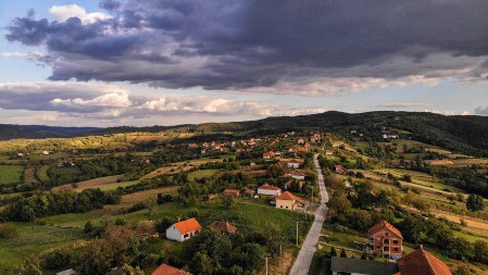 Vojislav Ilić Mlađi i zaboravljena poezija o Šumadiji: stihovi u kojima se čuje miris zemlje i zvuk zvona